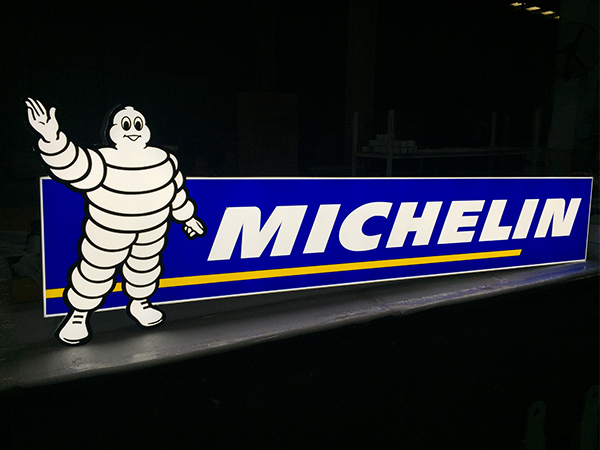 中山標(biāo)識牌生產(chǎn)廠家：亞克力標(biāo)識牌有什么優(yōu)勢？