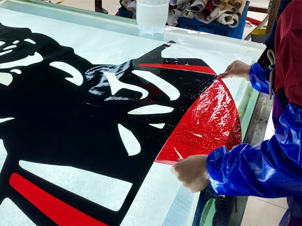 關于日合連鎖店亞克力燈箱貼膜有什么方法？